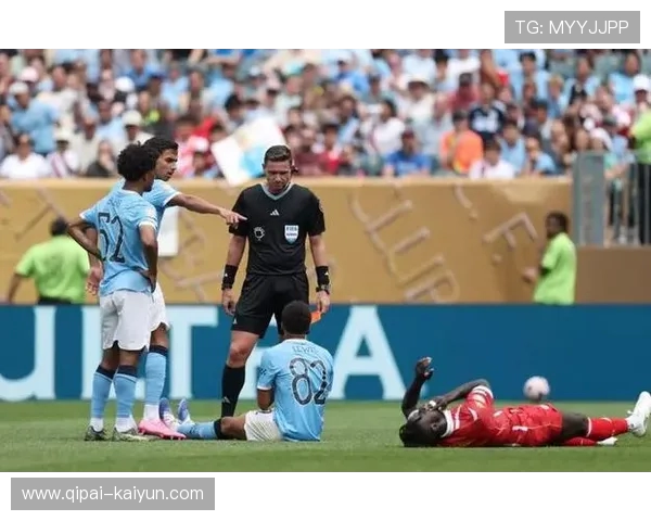 瓜帅怒批红牌判罚，米克尔力挺裁判：刘易斯抬脚动作引争议